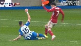 「悪質」「レッドだろ！」完全に足首めがけて突っ込んだ危険すぎる殺人スライディングがまさかのイエローカード！衝撃のVAR判定で敵も味方も疑問が残る展開に「嘘だろ」「冗談やろ」