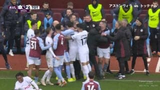 あまりの極悪行為に選手全員がブチギレた！完全に足を狙った危険すぎる殺人刈り取りタックルにチームメイトが抗議の取り囲み「あぶない！」スタジアム騒然の大騒動に発展