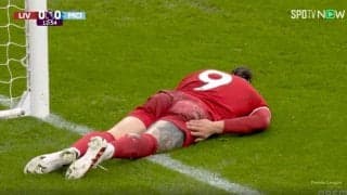 もはや交通事故レベル！「死ぬだろ…」「大丈夫か？」爆速スピードで体ごと突っ込む→ゴールポストに激突した瞬間　“ポストに嫌われた男”リバプールFWが立ち上がれず…