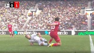 どこがファウルなんだよ！ 審判が猛スピードで警告→笑いながら逆ギレ状態… 背後から足首に危険すぎる“殺人タックル”が炸裂した瞬間