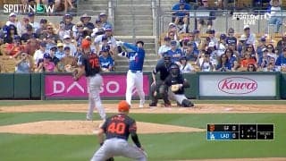 大谷翔平、“異次元フルスイング”で場内から笑い声 衝撃逆方向弾の予兆か…第1打席“打ち損じファウル”がスタンドに飛び込んだ瞬間の珍事