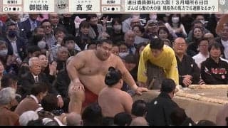 精根尽き果てベテラン巨漢力士が土俵下にゴロリ落下…相手力士の“美しき労い”に館内のざわめきが一転、拍手と歓声に包まれる