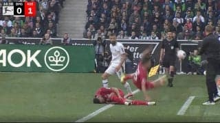 お前、ケンカ売ってんのかよ！ 数秒間で2人連続吹っ飛ばす“悪質タックル”を炸裂した瞬間　悪童ストライカーが相手ベンチ前で暴挙→コーチ陣がブチギレ