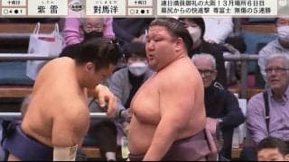「どうした」「大丈夫？」倒れ込み右腕からガクッと崩れ落ちる力士に心配の声…苦悶の表情にどよめき広がる