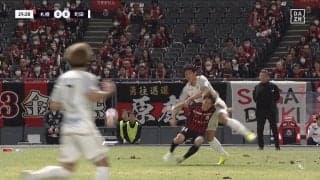 荒いのは“芝”か“プレー”か？ファンも大論争 「芝で滑った」ファウルになった町田FWが審判に猛アピールも判定は覆らず ｢芝がひどい」「これ大丈夫か？」の声