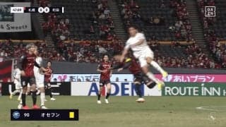 「あぶねーだろ！」一歩間違えたら大怪我必至、膝が背中を直撃する危険な空中タックル炸裂でイエローカード！死角からの衝突で選手は転倒悶絶、一時スタジアム騒然