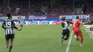 「怖っ…」「エグすぎる」 ボルシアMG板倉滉が体を張った“強烈ハードタックル”→相手を吹っ飛ばした瞬間　ライン際で相手のドリブルを阻止する激しいディフェンス