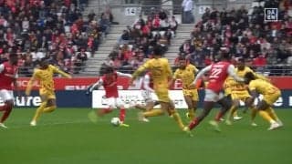 「たまらん」「涙出る」伊東純也、12試合ぶりゴールで今季3点目！独走ドリブルから鋭い切り返しで右足一閃、豪快弾丸シュートが炸裂！スタジアムに響き渡る伊東コールとチームメイトの熱い祝福にファン感動の瞬間