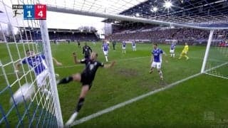 もはや交通事故レベル！「死ぬだろ…」「これはエグい」爆速スピードで体ごとゴールポストに大激突→ネットを破って貫通した瞬間　怪物FWが無念の負傷交代