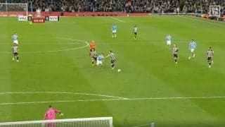 一体、何が起きた？人とボールが一瞬で消え去った… 「世界一のサッカーセンス」が爆発！ 異次元すぎる“神トラップ”→爆速ドリブルで相手DF2人をぶち抜いた瞬間