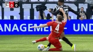 史上最速の“殺人タックル”発生か？ 「死ぬだろ…」「いきなり怖すぎる」試合開始“わずか8秒”で超危険プレーが炸裂した瞬間　吹っ飛んだ相手が大回転して悶絶