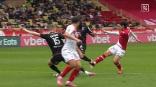 「えぐ！！」南野拓実、敵陣ど真ん中をぶち抜く“王様的”圧巻ドリブル炸裂！必殺“タキターン”からの超加速フィニッシュで華麗過ぎるチャンスメイクに「さすがモナ王」「タキの十八番！」