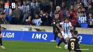 「やりすぎだろ！」「容赦ねえな」倒された久保建英に対して執拗な“追い打ちタックル”炸裂の瞬間　足をかけて転ばせ立ち上がるところを突き飛ばす悪質ファウルプレーの一部始終