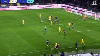 「スーパーなボール奪取だ」鎌田大地が“粘着ディフェンス”で魅せた！ 執念のスライディングタックル→カウンターで決定機の一部始終をファン称賛「ラツィオに入って一番の守備」