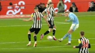 邪魔するヤツは吹っ飛ばす！「死ぬだろ…」「もはや暴力」 爆速ドリブル突破→殺人級“弾丸シュート”を炸裂した瞬間　怪物FWの怖すぎる“ド迫力カウンター”