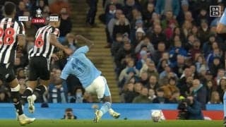 批判殺到！「死ぬだろ…」「退場させろ」 もはや交通事故レベル！背後から首を掴まれて吹っ飛ばされた瞬間　プレミア最強ドリブラーが“悪質ファウル被害”