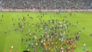 乱入したファンと選手が乱闘に発展する事件が発生…トルコサッカー連盟も声明「決して許されることではない」
