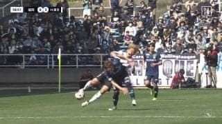 危険すぎる！まさに衝突事故、U23・松木玖生が死角からの強烈ショルダータックルを受けて転倒悶絶　不意の激突で顔面強打、身体ごと跳ね返されるも大事に至らずファンは「何してくれる！」「本当に大丈夫か？」　