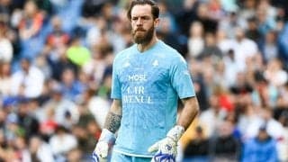 もはやサッカーじゃない！？伊東純也ら出場試合でGKに抱きついた選手がボールを投げつけられる珍事「面白すぎる」「ラグビーからのドッジボール」