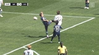 「今の赤だろ！」「これは仕方ない」ライン上で起きた“あわやレッド”の危険プレー！高く上げた足が相手の腹部を直撃して転倒悶絶「カンフーキックしとるやん」