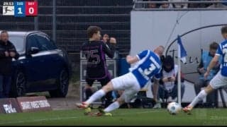 批判殺到！「死ぬだろ…」「退場させろ」 背後からの“殺人タックル”にブチギレた瞬間　悪質プレーにもカードなし！バイエルンFWがもはや審判に嫌われてるレベル