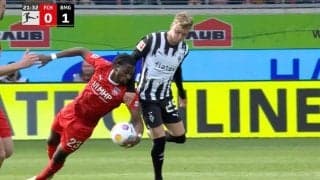 これは怒るだろ… お前、何してんだよ！手でボールを思いきりぶっ叩く衝撃の瞬間　倒れながらどさくさ紛れにハンド→突然の奇行に猛抗議