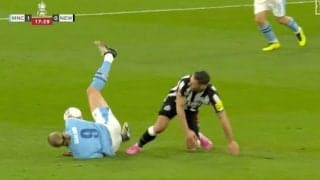 「死ぬだろ…」コイツの体は一体どうなってるんだ！？ 爆速“殺人タックル”で吹っ飛ばされる→余裕でプレー続行　ファウルした選手は逆ギレ… 怪物FWが恐ろしすぎる瞬間