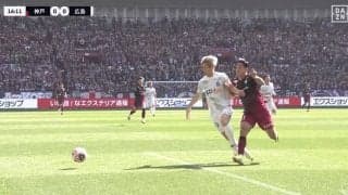 「Jリーグとは思えんレベル」ファウル判定に納得いかず雄たけび！神戸・武藤嘉紀と広島・佐々木翔、元日本代表同士の“バチバチ”フィジカルバトル！迫力の肉弾戦に「見ごたえあったな」