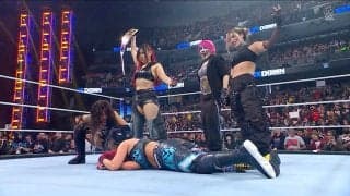 女子レスラー、“拷問ムーンサルト”で顔面グサリKOの瞬間 日本人ヒール「やりすぎ」危険すぎる一撃に場内騒然