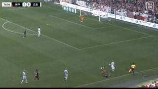 「正気か？」「本当に意味わからん」元日本代表・武藤は地面を叩いて猛抗議、スタンドからはブーイング！ 広島・佐々木翔が神戸・武藤嘉紀を吹っ飛ばしても“ノーファウル”の瞬間　ファンは非難囂囂も熱いフィジカルバトルに「別格」「プレミアリーグ並み」と大興奮