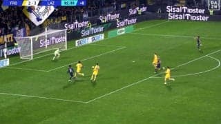 「シュート打ってよ！」「自信を失ってる…」鎌田大地の“中途半端なパス”にファン落胆の瞬間…決定機でのプレー選択に「今のは自分でフィニッシュしないと」などの声