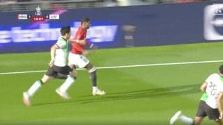 「追いつくのかよ！」「もはや暴力」リバプール遠藤航が爆速スピードで“50メートル猛追”→執念の鬼プレスを炸裂した瞬間　マンUのエースを封じこめた圧巻プレー