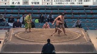 体重61キロの力士、重さ「2.7倍」の巨漢を“珍”取組で翻弄 衝撃の結末に館内どよめきと喝采