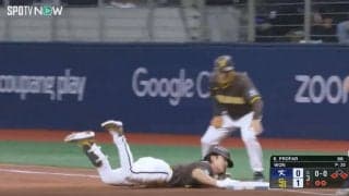 観客も大爆笑！1人で何やってんだよ！ ヒット打って爆走→刺されそうになって“ヘッスラ爆速帰塁”した瞬間　練習試合でハッスルしすぎたアジアNo1内野手の珍プレー