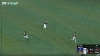 「なんで追いつくんだよ！」「足速すぎだろ」超人的な加速→“爆速スライディングキャッチ”が炸裂した瞬間　松井裕樹を救ったMLB屈指の超怪物のファインプレー