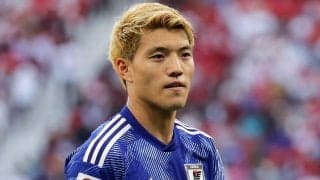 「この髪型好き」「前髪下ろしてんのも似合う！」堂安律のピッチとは異なる姿に反響、北朝鮮戦に向け帰国「ただいま日本！」