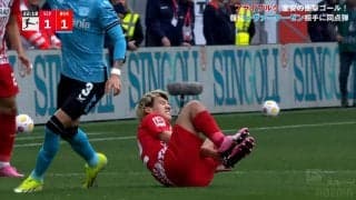 「何すんだよ！」「削られてる…」堂安律が危険タックルで悶絶してファン激昂！ ブンデス最強チームからゴラッソ→警戒心が高まり後方から激しく潰された一部始終