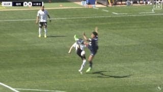 「蹴られてるのに」「両成敗じゃないの？」競り合いで交錯、互いに蹴り合う“ハイキック対決”で自分だけファウル扱いになった“フィジカルモンスター”にファン同情「フィジカル差で判定されたな」