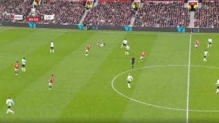 リバプール遠藤航が愛されすぎ！人気が大爆発中　代名詞の“必殺タックル”炸裂→サポーターが拍手喝采！ハンパじゃない大声援が響き渡る瞬間