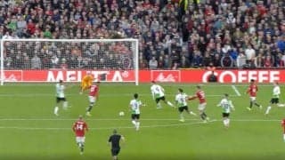 「早く交代させろよ！」「なんだこの試合は…」限界突破！足を負傷しながらラストパス→“意地の起死回生弾”が炸裂した瞬間　満身創痍のマンUが執念の一撃