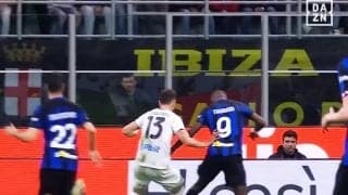 「立ちやがれ！」一触即発シーンは誤審だった？ 元審判の見解に「明らかに足を蹴った」「理不尽だ」「PKなしは笑うしかない」などインテル・ファンが反論