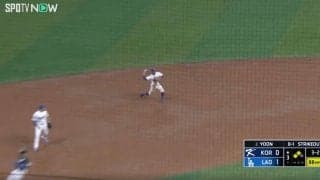 コンバートしたばっかじゃねえのかよ！「エグすぎる」「これがメジャー」 球場騒然の“爆肩レーザー”が炸裂→ストライク神送球で間一髪アウト！ 急造ショート・ベッツの鬼守備が話題に