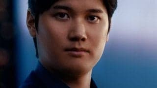 デコピンも見守り…シックなスーツ大谷が「カッコ良すぎないか」　鋭い視線に悶絶