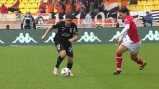 「体がついていけてない」南野拓実、アフター気味のタックルで相手の足を刈り取る危険プレー！イエロー判定も審判に不満爆発の様子にダバディ氏「自分に対するフラストレーション」