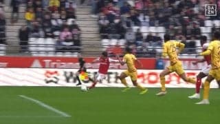 「うまい！」伊東純也、相手守備網を横一直線に切り裂く“サンダークロス”炸裂！超高速ランからの低空グラウンダーパスで“アシスト未遂”の瞬間「いいコース！」「素晴らしい」