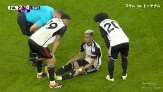 何が起きた？突如選手がピッチに倒れ込むアクシデントで騒然！「大丈夫？」「怪我はまずいよ」衝撃の膝伸びリプレイに観客も沈痛