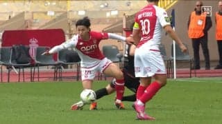 「ノーファウルだろ！」南野拓実、巧みなボール奪取も“ファウル”判定に　相手の隙をついた絶妙タックルで待望のカウンターチャンス到来、走り出した矢先のジャッジに思わず抗議の瞬間