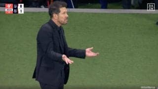 “お騒がせ審判”にブチギレ！「どこ見てんだよ」「おかしいだろ！」 疑惑の判定に納得いかないベンチ陣は飛び出して激昂　闘将・シメオネ監督も挑発ジェスチャー