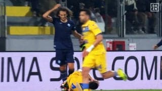 悪童が暴力行為！ 衝突にキレて喉輪攻め→「倒れてんじゃねえ」ジェスチャーの一部始終…主審が見逃した鎌田大地チームメイトの問題行動