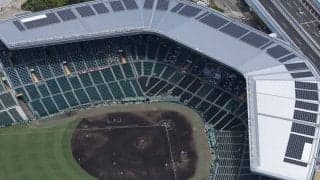 強風でグラウンドにゴミ飛散、異例の試合中断　降雨も　センバツ